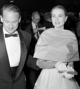 Grace_Kelly_arriving_at_the_28th_annual_Academy_Awards2,_1956