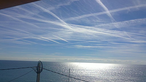 Contrails_in_Sitges