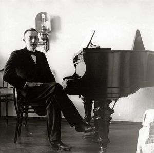 512px-Sergei_Rachmaninoff,_1910s